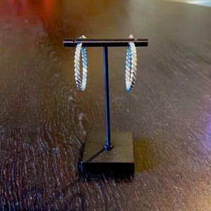 Silver plated hoop pressed chain design pierced earrings